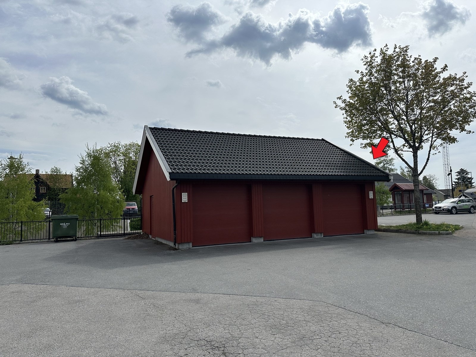 Rett utenfor inngangsdøra er en praktisk garasje der det er en parkeringsplass med bod i bakkant. Det er også plass til gjesteparkering på p-plass rett ved inngangsdøren. Galleribilde