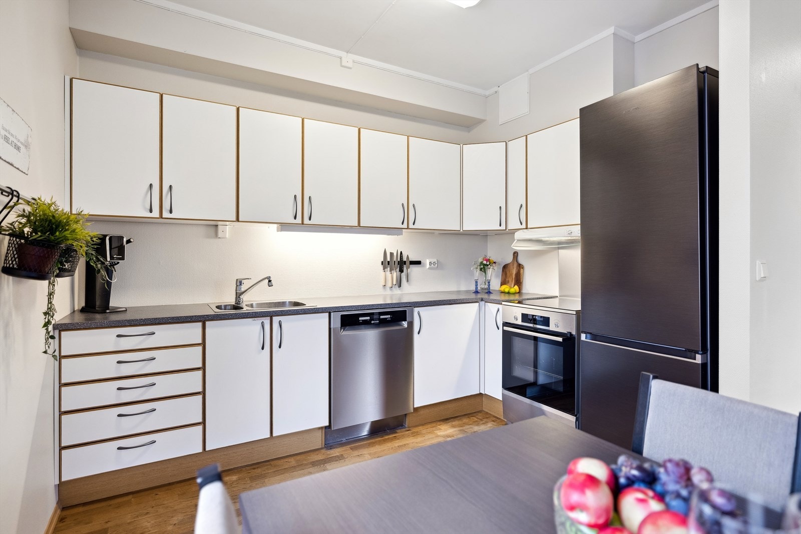 Kjøkkenet fra 2004 har en tidløs innredning med slette fronter, laminerte skrog og benkeplater. Galleribilde