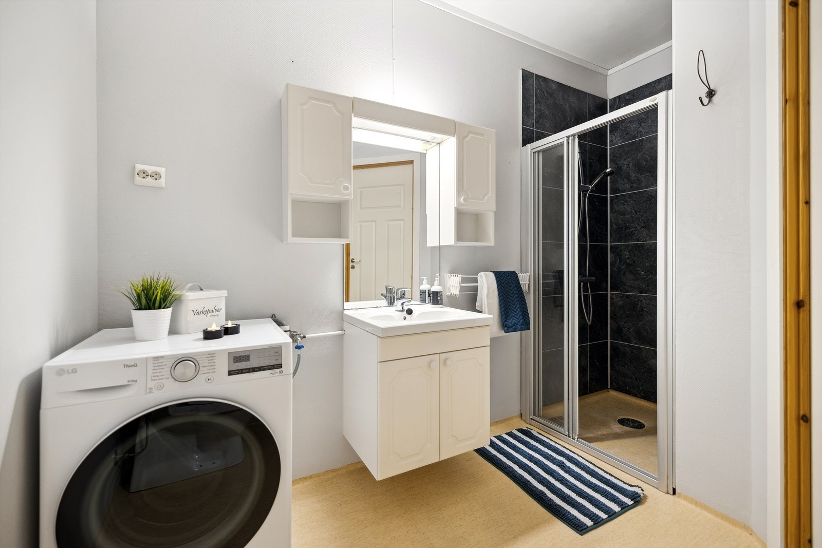 Badet ble modernisert i 2004 og er praktisk innredet. Rommet har belegg på gulvet med elektriske varmekabler Galleribilde