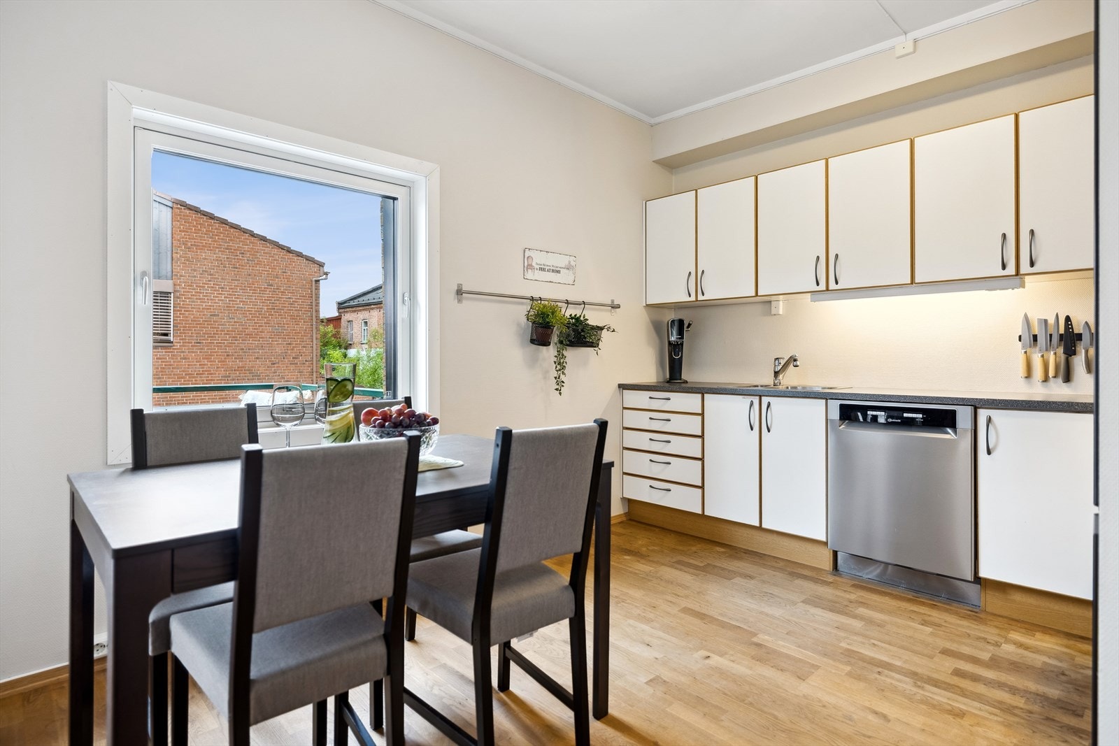 Kjøkkenet har godt med skapplass i over- og underskap. Galleribilde