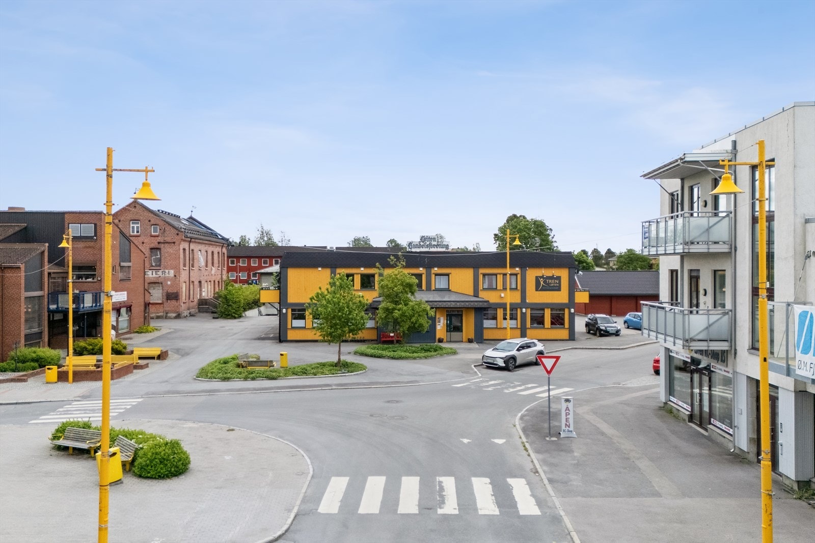 Det er kort avstand til butikker, bankfilial m.m. Knutepunkt for kollektiv transport og togforbindelse i umiddelbar nærhet. Galleribilde