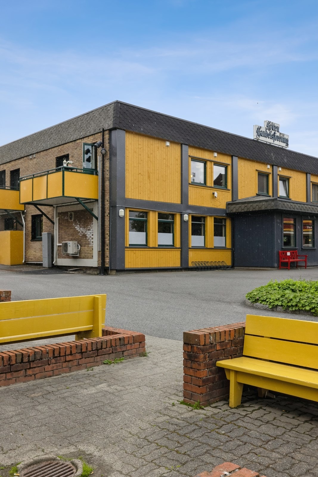 Treveggene (2 av ytterveggene i bygget) er påforet, etterisolert og påsatt ny ytterkledning i 2024. Galleribilde