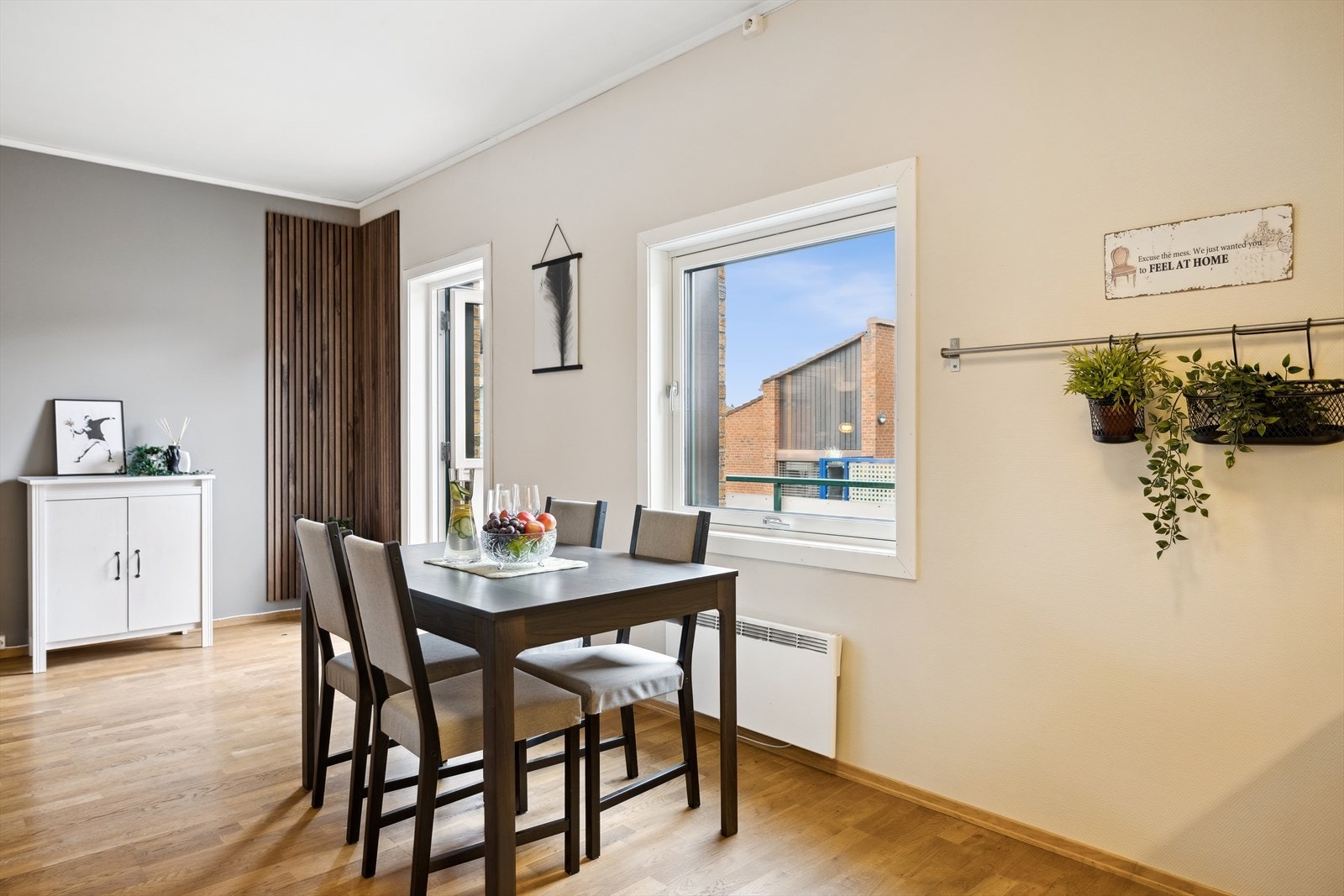 Spiseplassen er praktisk plassert i forhold til kjøkkenet Galleribilde