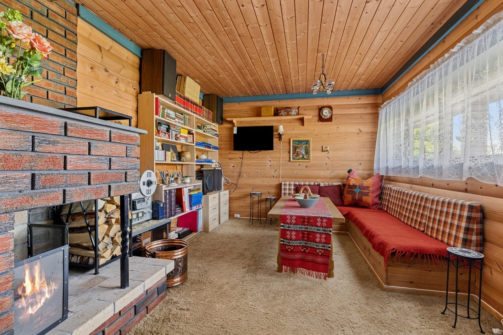 En stor og koselig kjellerstue - perfekt for familiens yngste, med plass til både spill, filmkvelder og sosiale sammenkomster. Galleribilde