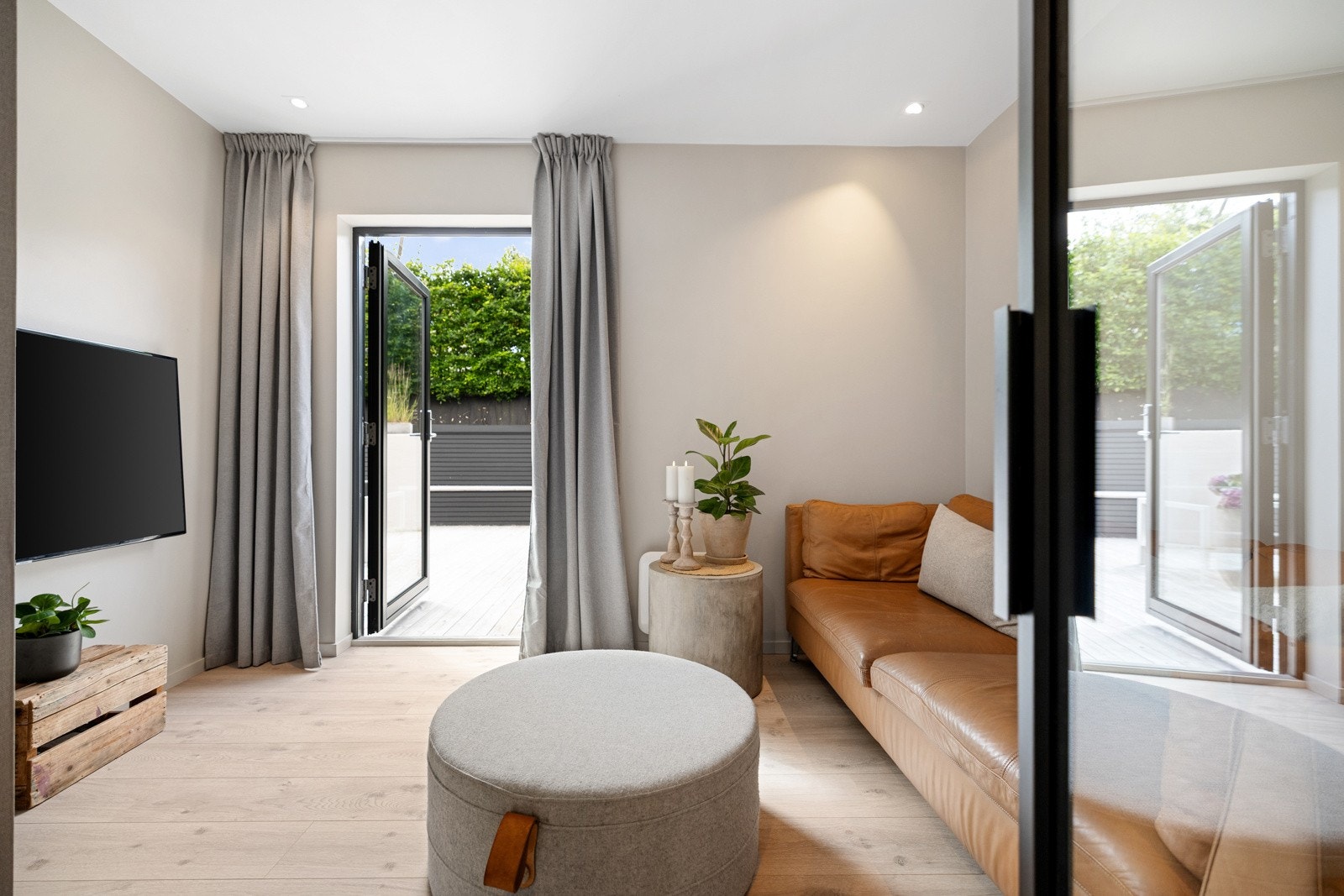 Gangen fører videre inn til kjellerstuen som også er lun og fin. Herfra er det utgang til terrassen. Galleribilde