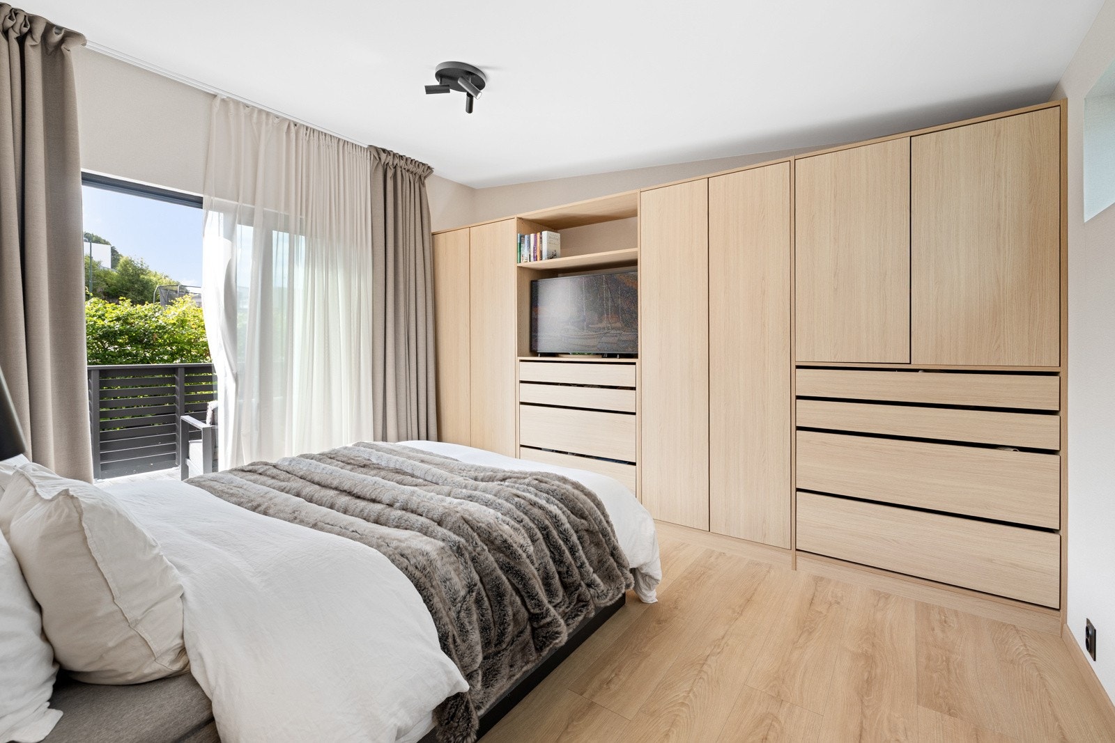 Stor og god innredning fra KVIK med mye skapplass. Galleribilde