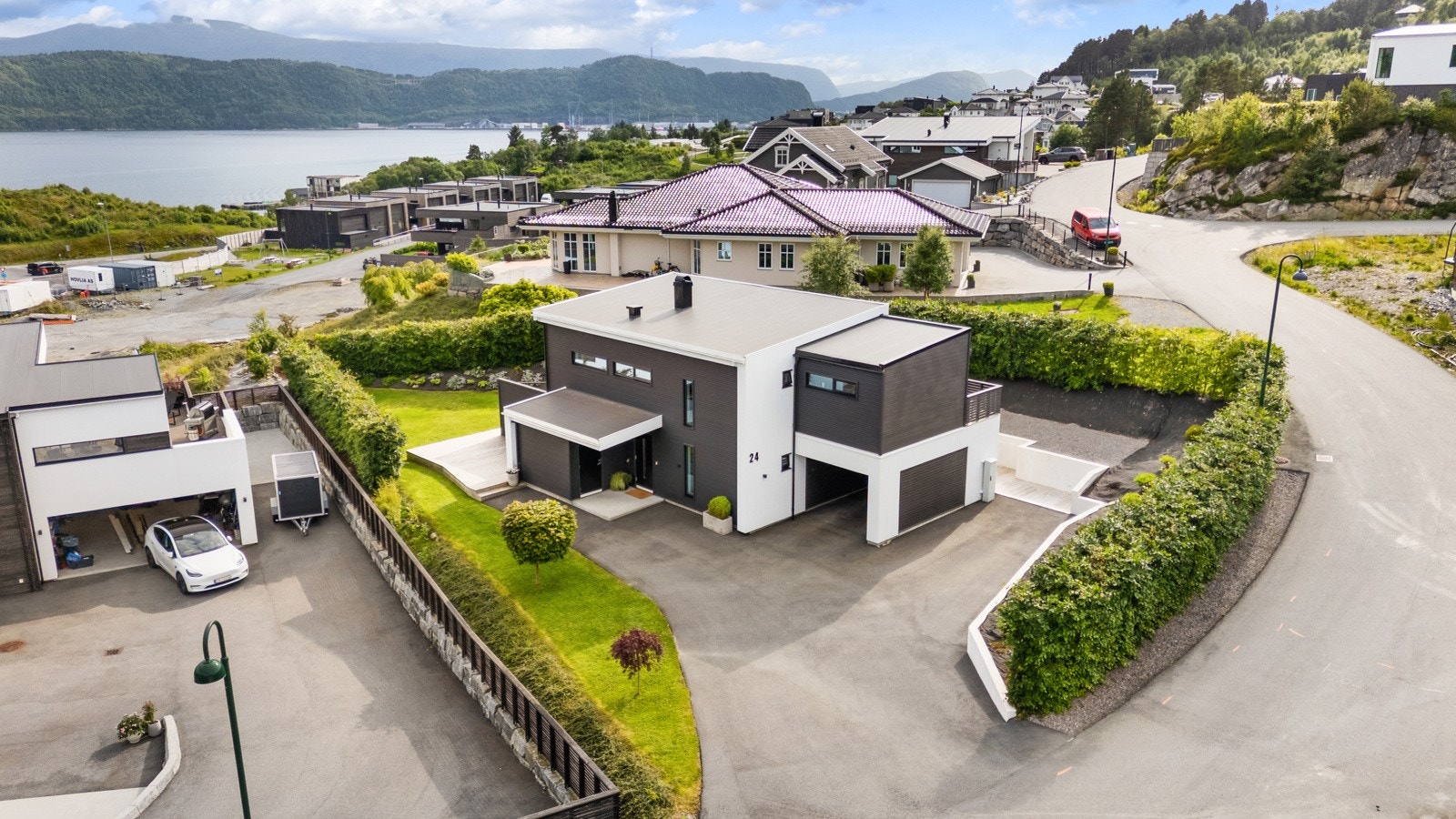 Enkelt tilkomst og god plass til parkering på tomten eller i carporten. Galleribilde