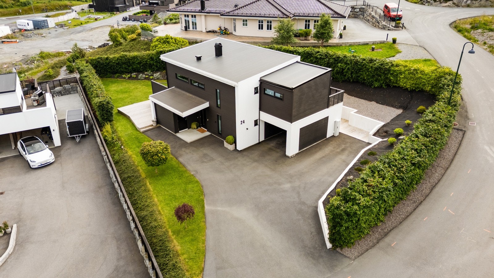 Bak carporten er det laget en praktisk bod med hyller. Galleribilde