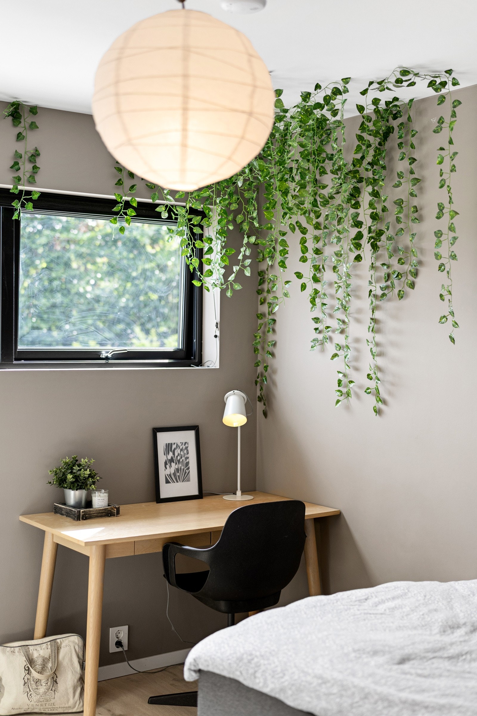 God plass til møblering med både seng og skrivepult. Galleribilde