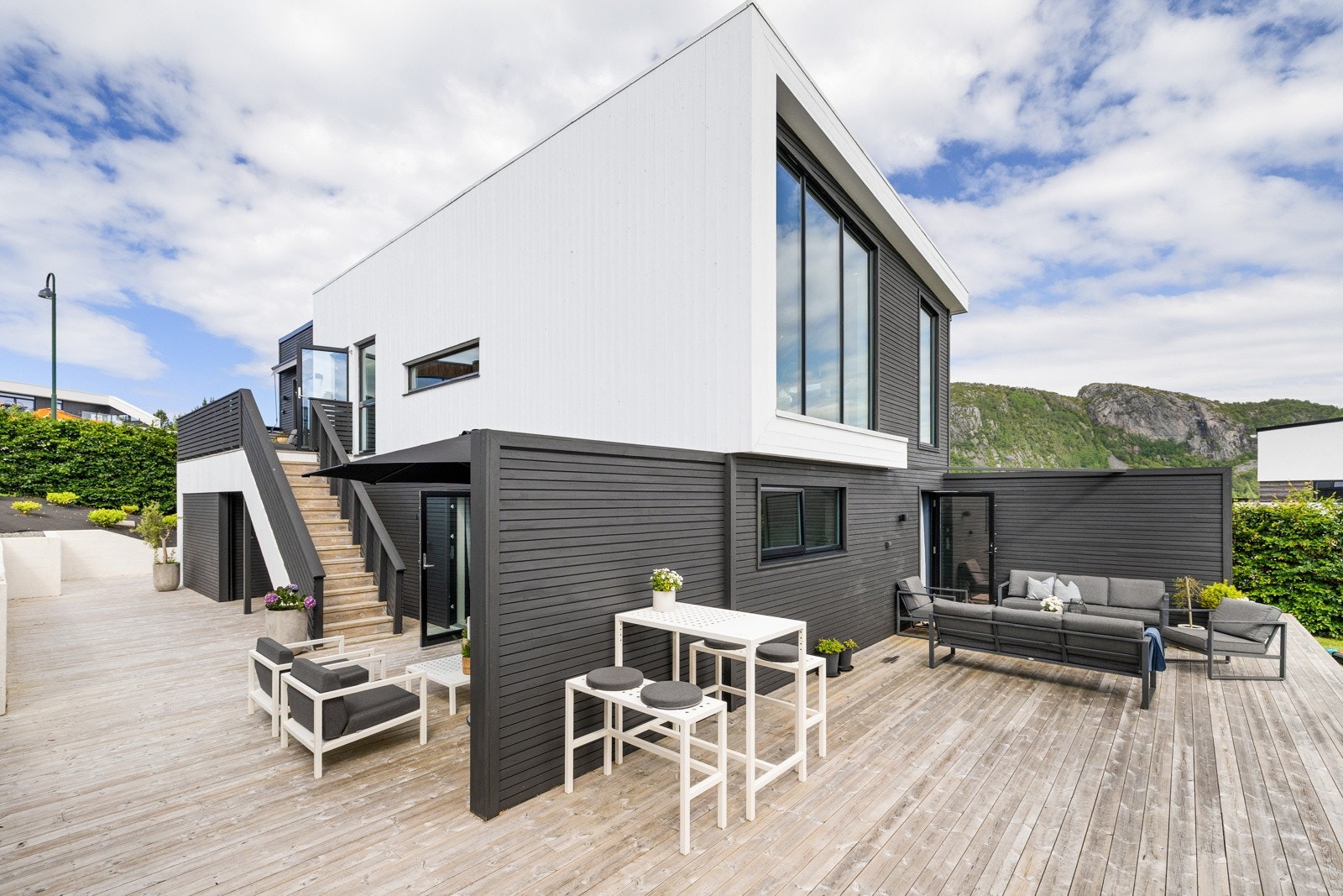 Så stor terrasse gir et rent og pent inntrykk. Galleribilde