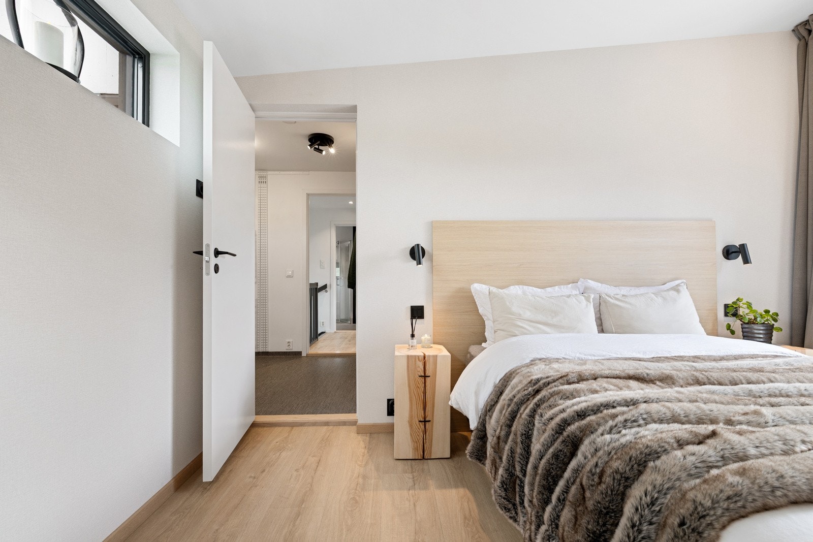 Hovedsoverommet er nylig bygget på huset. Fint med en egen avdeling for de voksne. Galleribilde