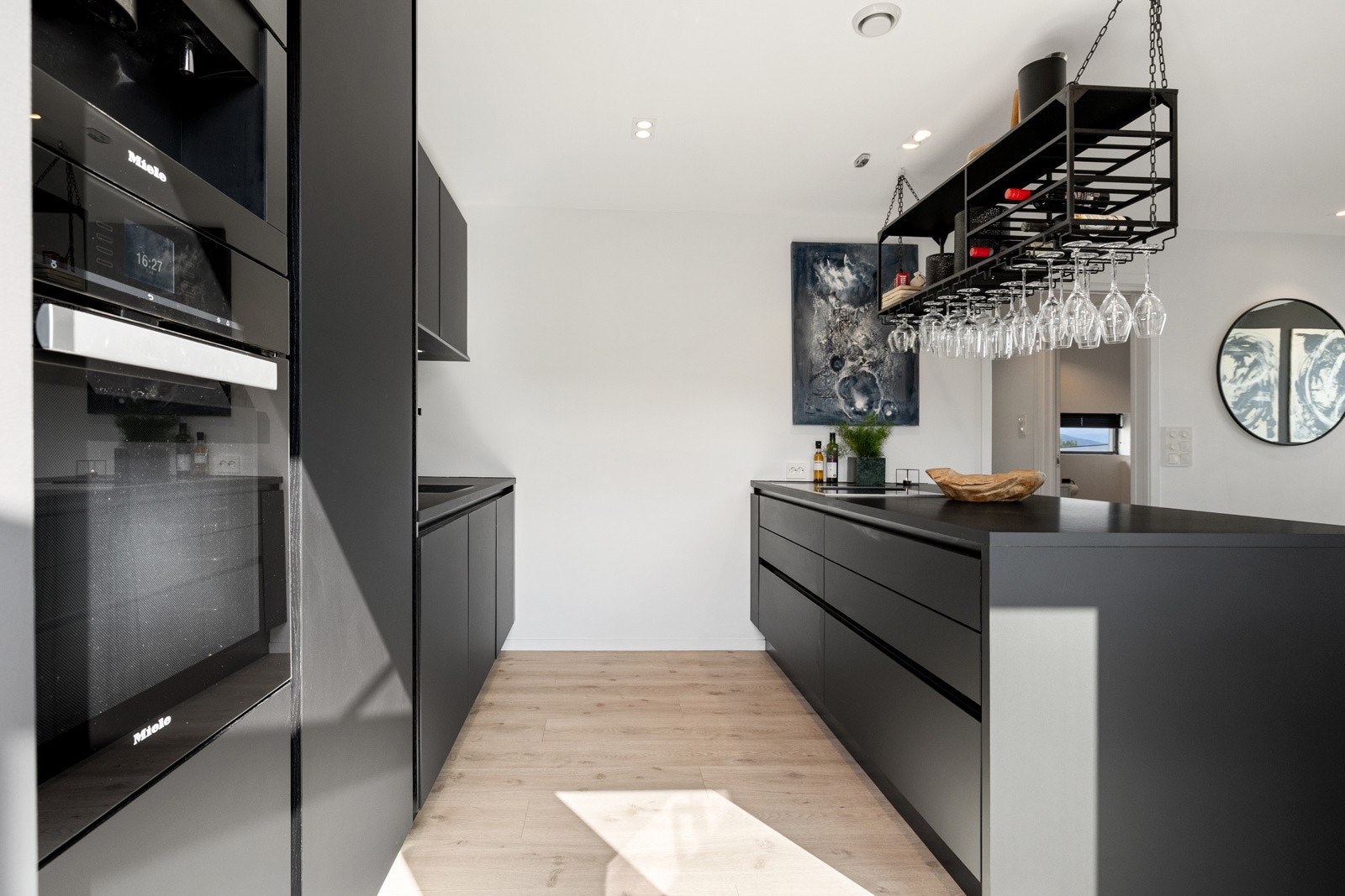 Det er godt med både skap- og benkeplass på kjøkkenet. Galleribilde