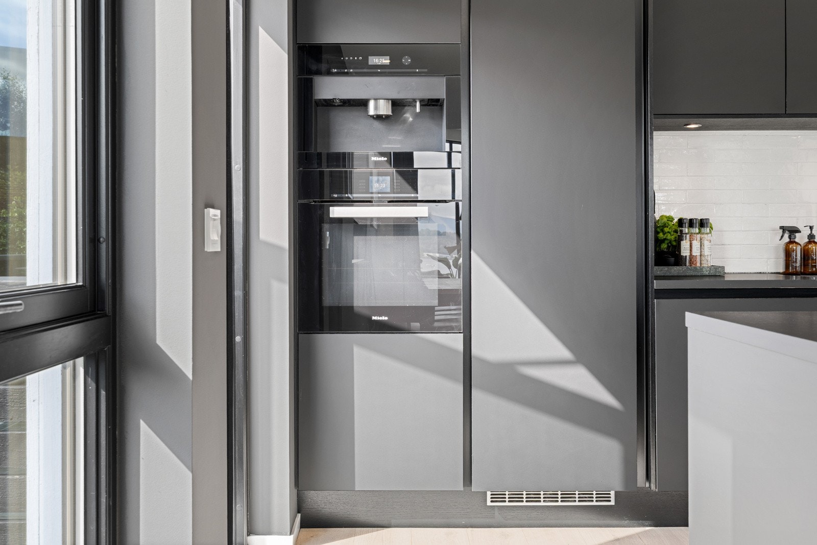 Kjøkken med innredning fra HTH. Det er integrerte hvitevarer som kler innredningen godt. Galleribilde