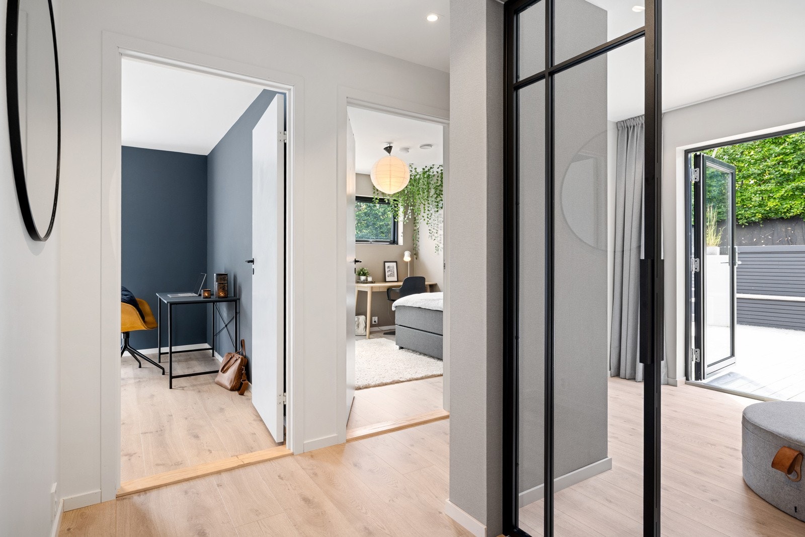 I gangen er det satt inn skyvedørsgarderobe med speildører. Galleribilde