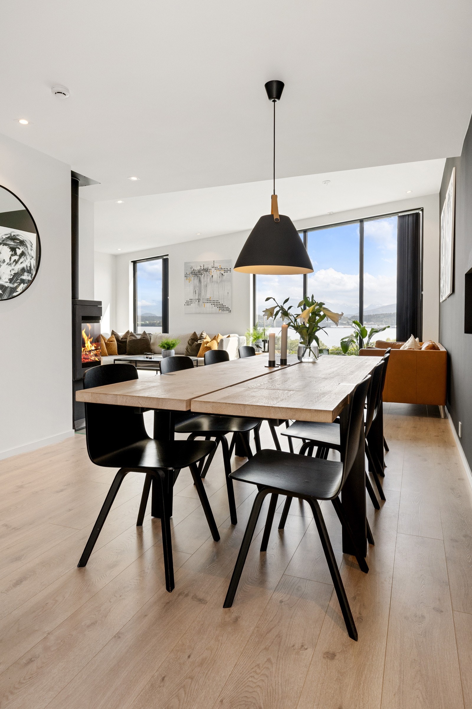 Spisestuen er fint plassert ved kjøkkenet. Noe som gjør at alle kan nyte utsikten gjennom de store vinduene i front - Galleribilde