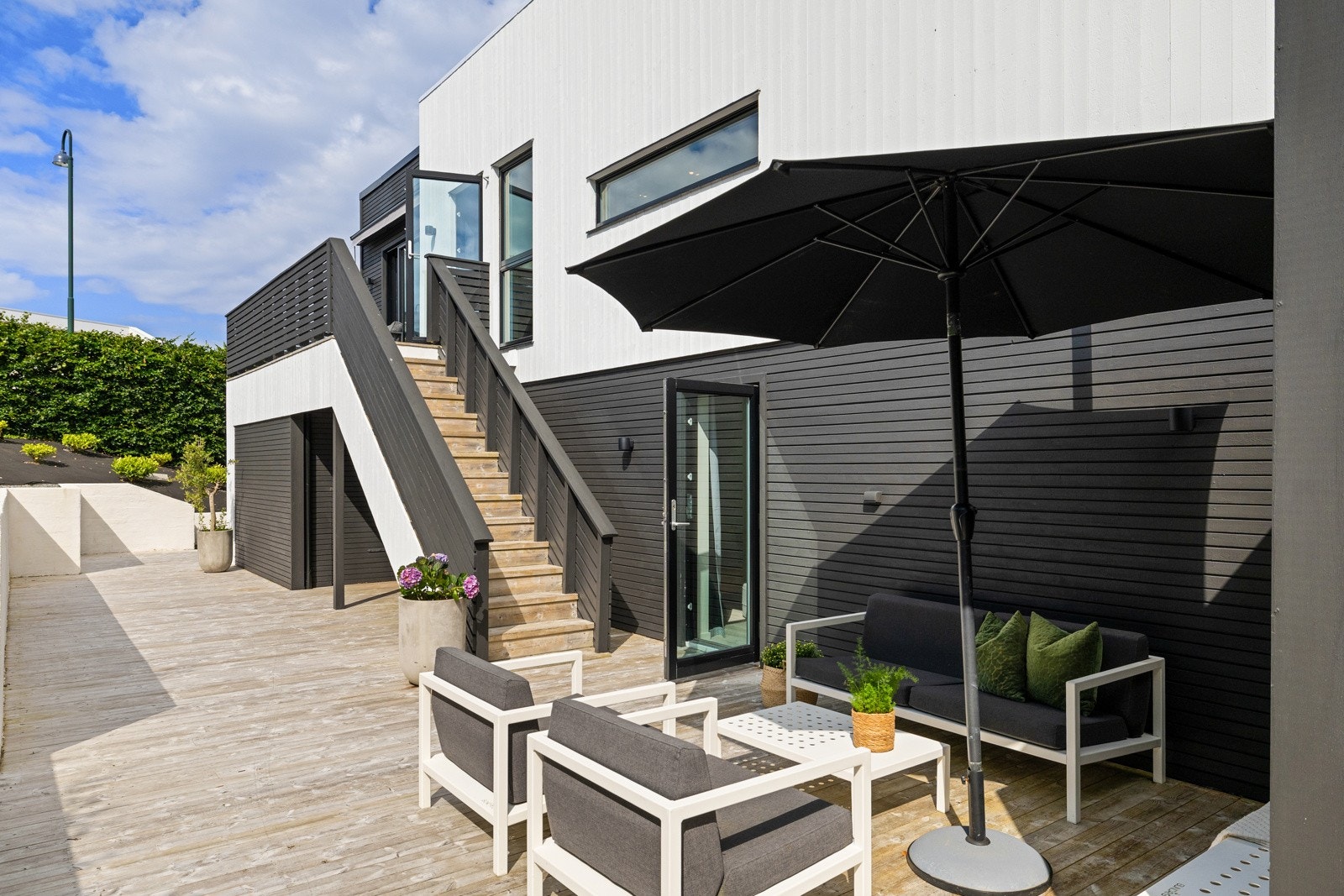 Her ser man opp mot verandaen utenfor hovedsoverommet. Galleribilde