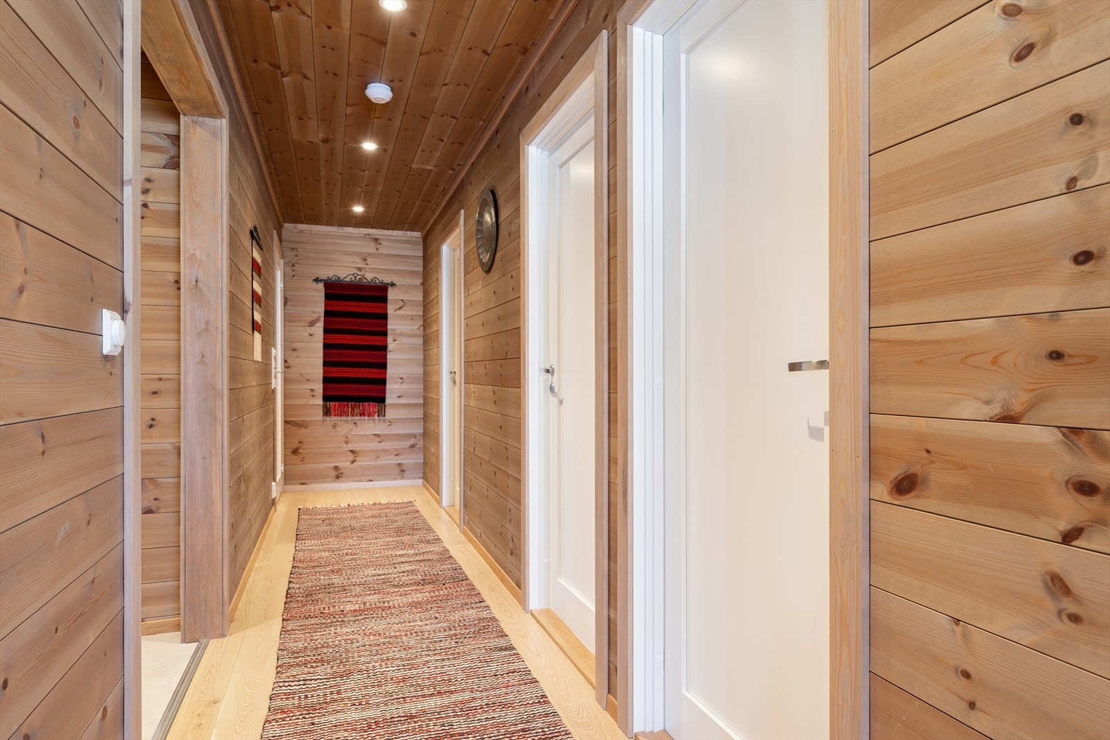 Mellomgangen tar deg videre til 3 soverom og bad. Galleribilde