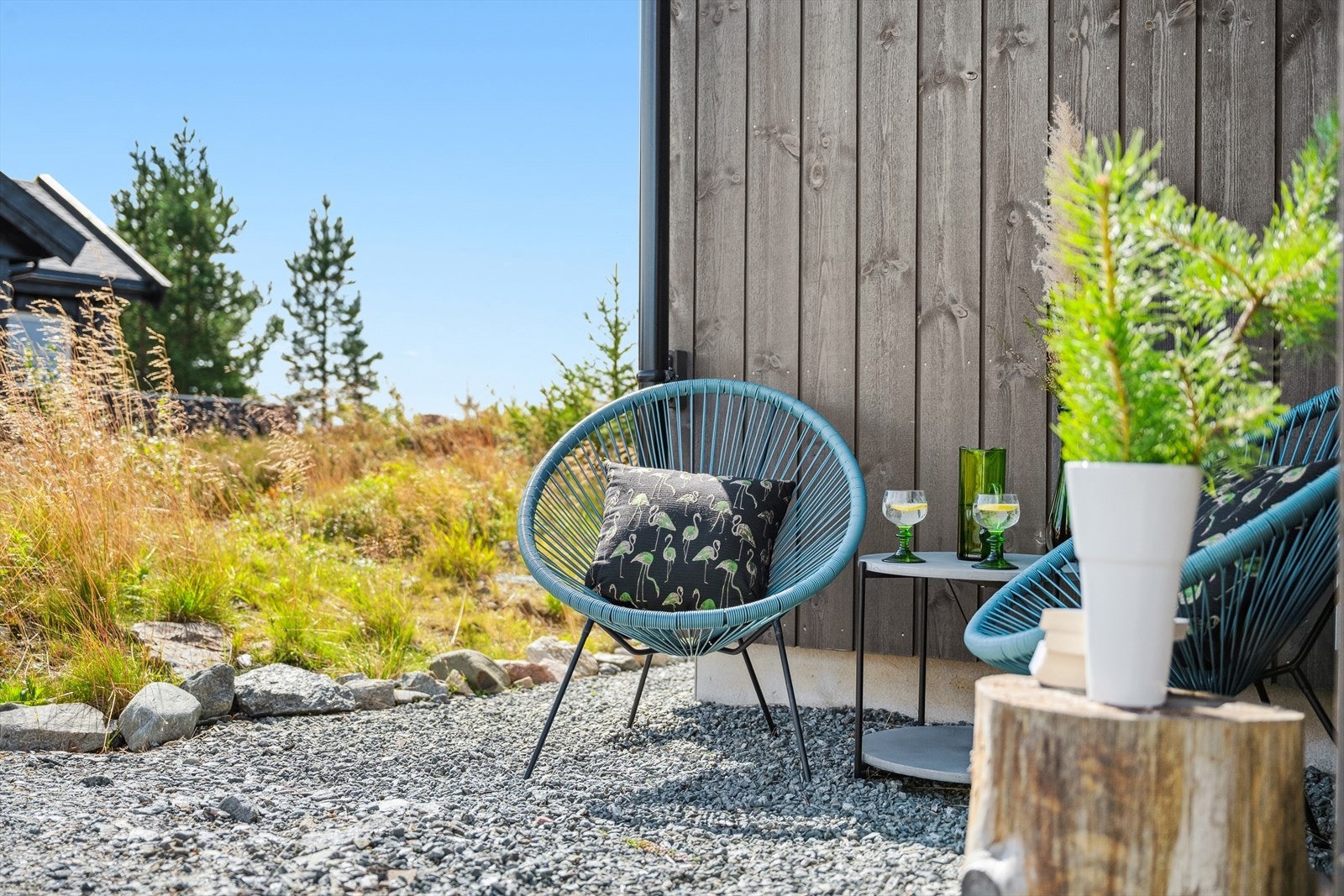 På sørsiden av inngangspartiet er det laget til en hyggelig kaffekrok. Galleribilde