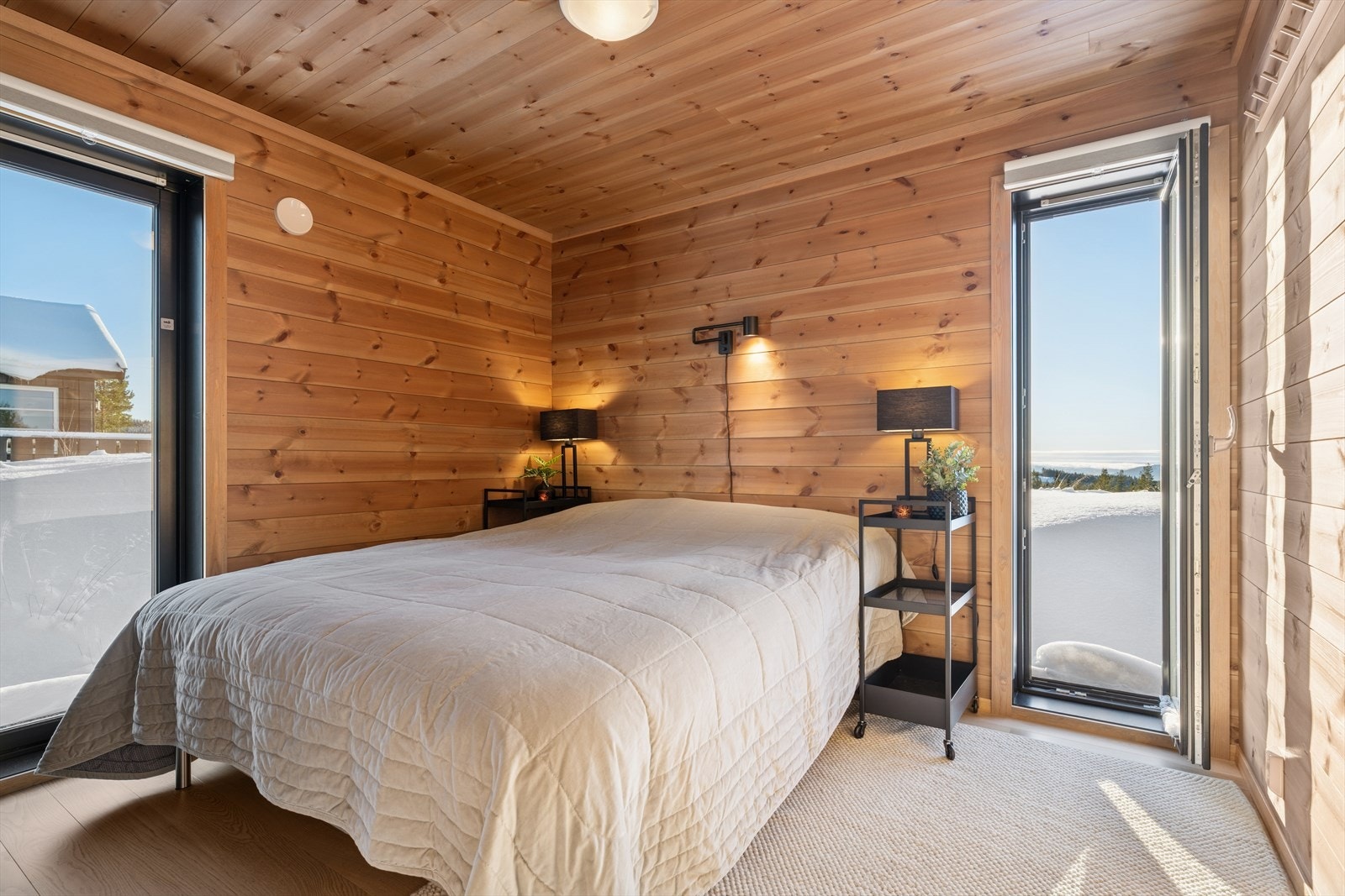 Hovedsoverom. Legg merke til de praktiske vinduene som enkelt kan åpnes som en dør. Galleribilde