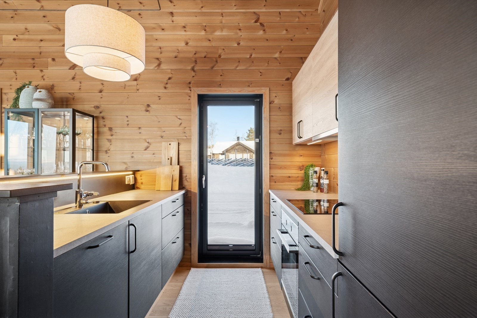 Moderne og lekkert kjøkken med slette fronter og en benkeplate i laminat. Integrerte hvitevarer medfølger i salget. Galleribilde