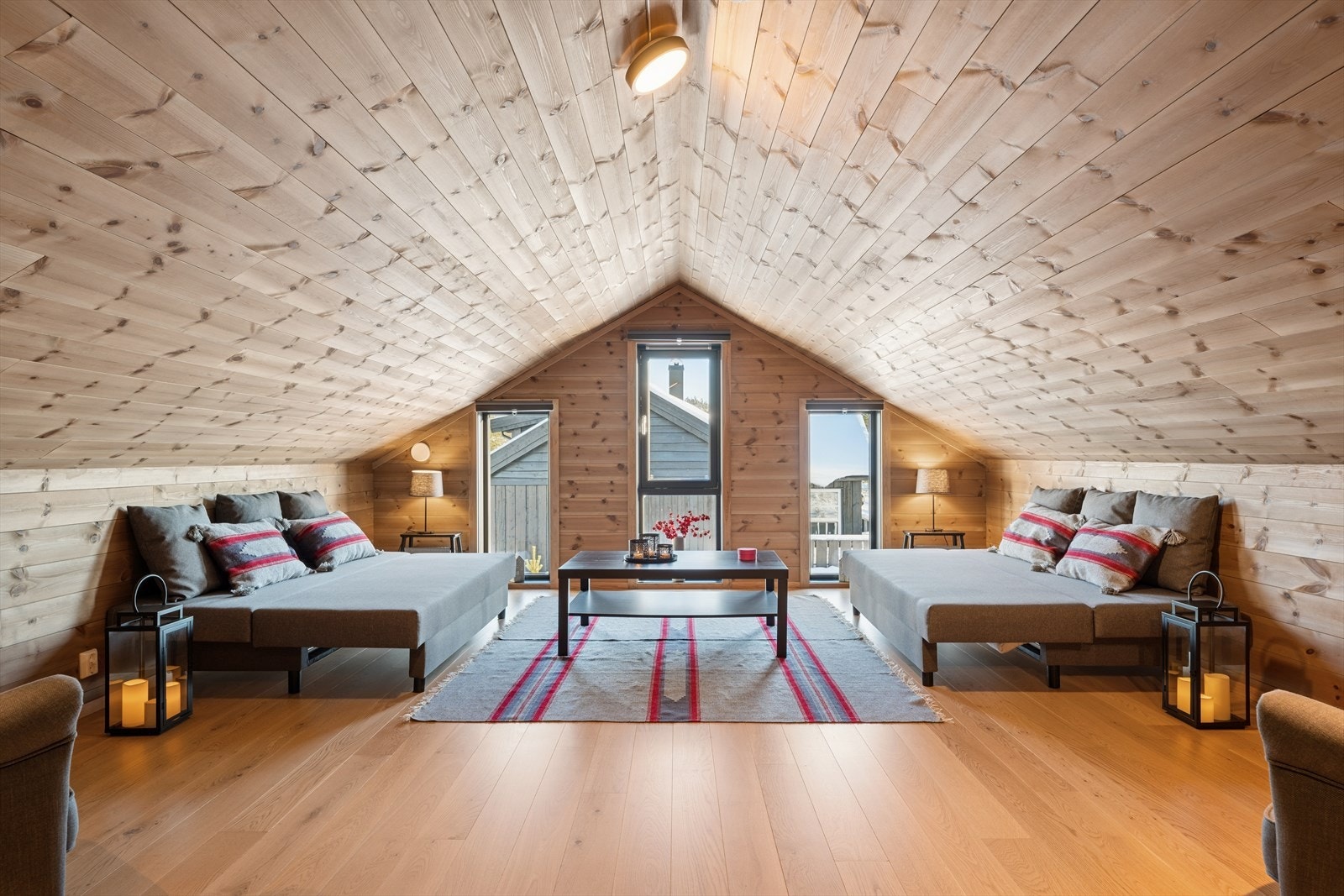 Loftstuen kan brukes både som et ekstra oppholdsrom eller flere overnattingsmuligheter - alt etter behov og ønske! Galleribilde