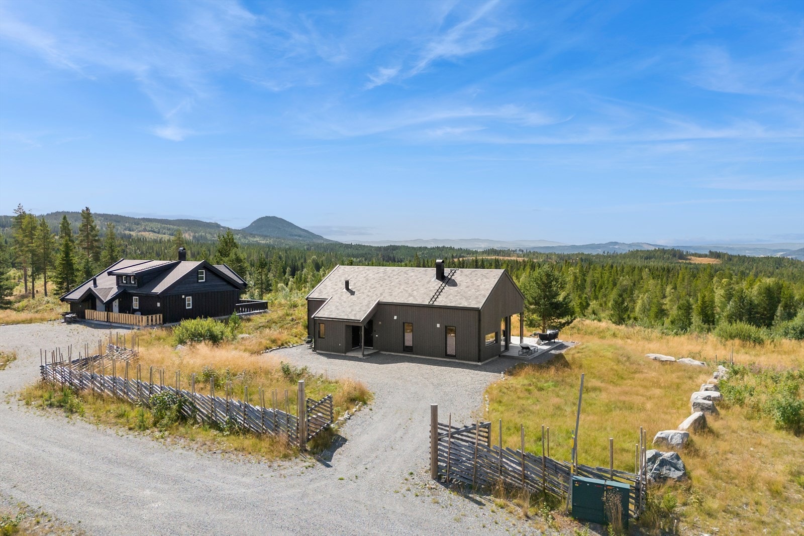 Deler av eiendommen er rammet inn med en flott skigard. Galleribilde