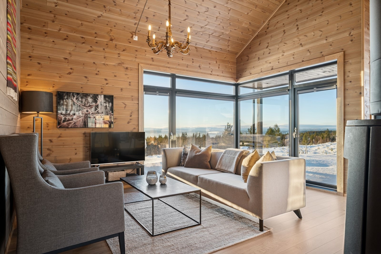 En romslig hytte beliggende på første rad - her får du panoramautsikt over bl.a Randsfjorden, Gaustatoppen, Norefjell med mer! Galleribilde