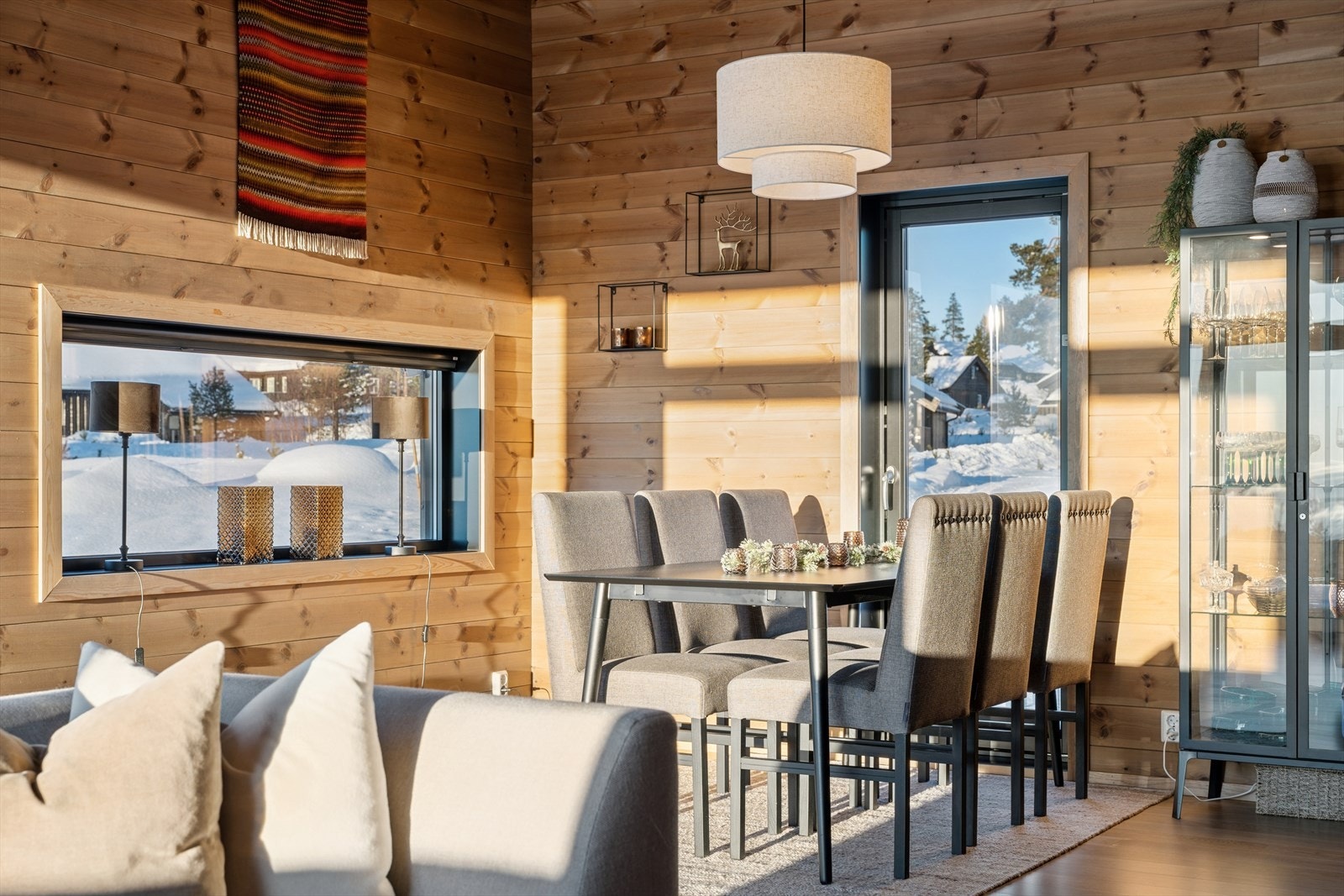 Det er innlagt fiber på hytta - så her kan du ha hyttekontor med panoramautsikt over Hadeland. Galleribilde