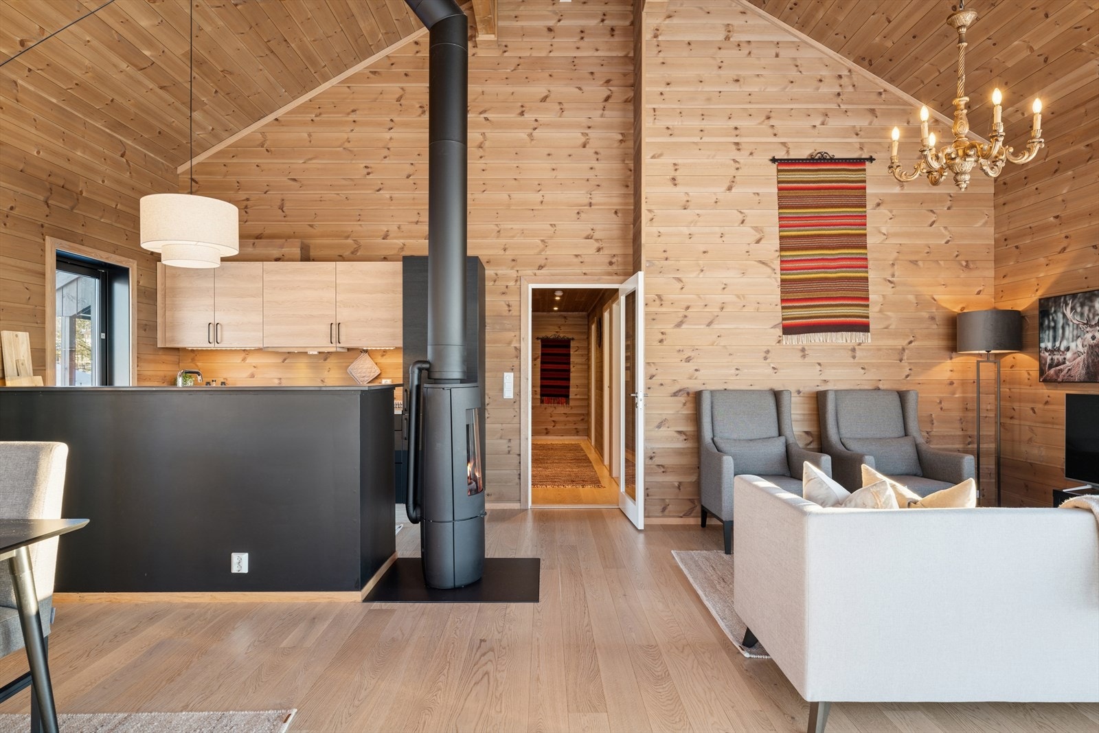 Hytta oppleves som lys og luftig. Og med en takhøyde på nesten 5 meter. Galleribilde