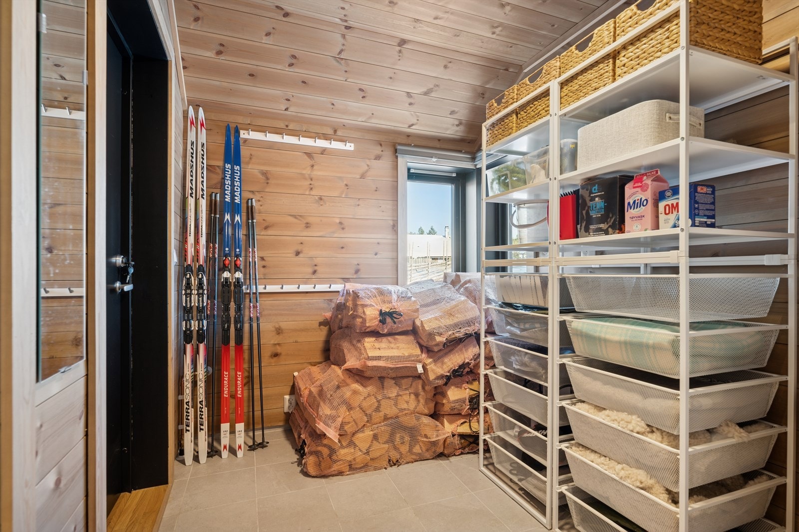 Egen ytterdør inn til rommet, noe som er praktisk for både to- og firebeinte. Galleribilde