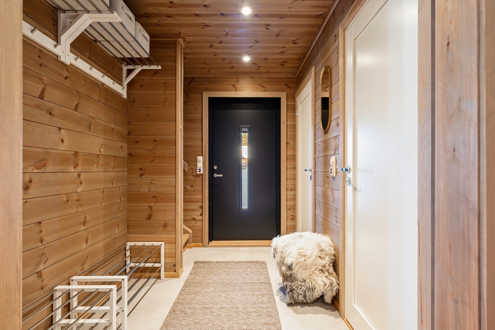 Du ønskes velkommen inn i en lys og innbydende entré. Med varmekabler i gulv. Galleribilde