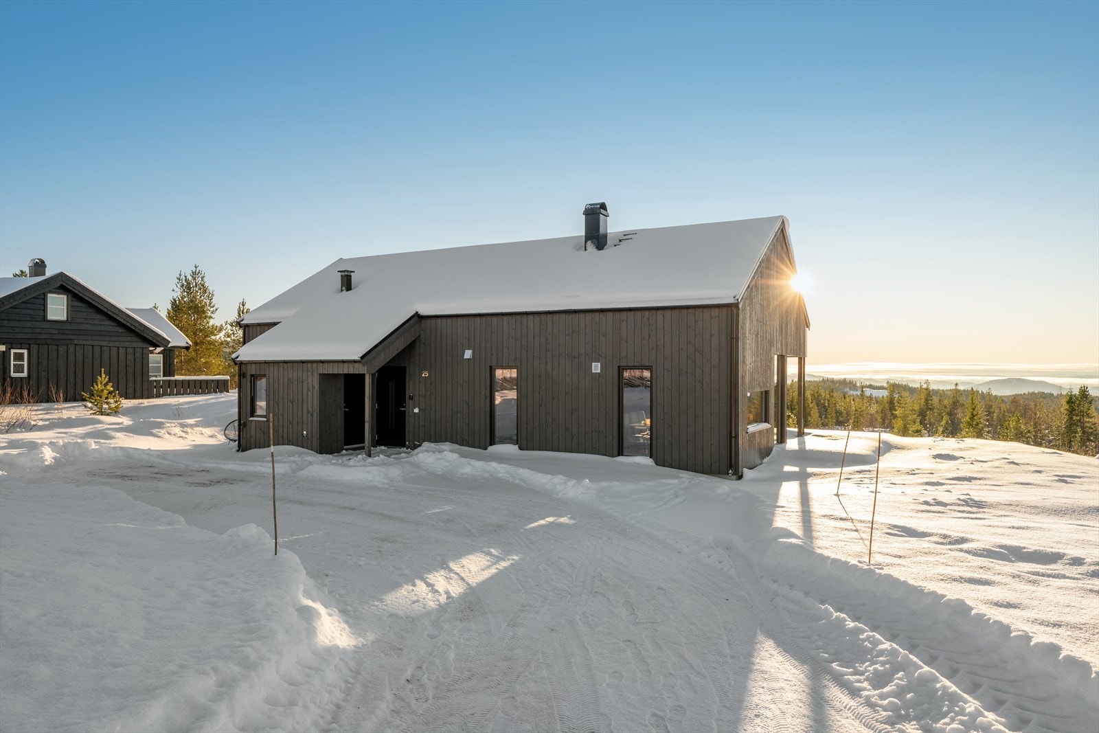 Pent opparbeidet naturtomt, godt med parkeringsplasser på egen eiendom Galleribilde