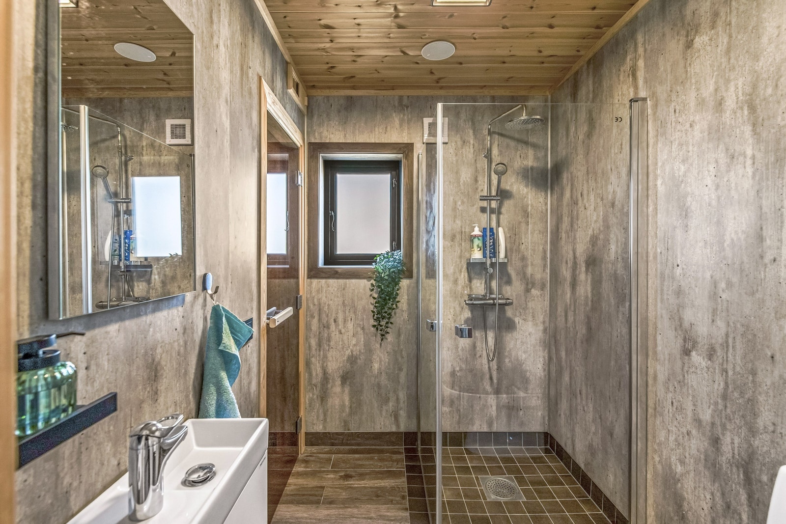 Bad med fliser på gulv og våtromsplater på vegg Galleribilde