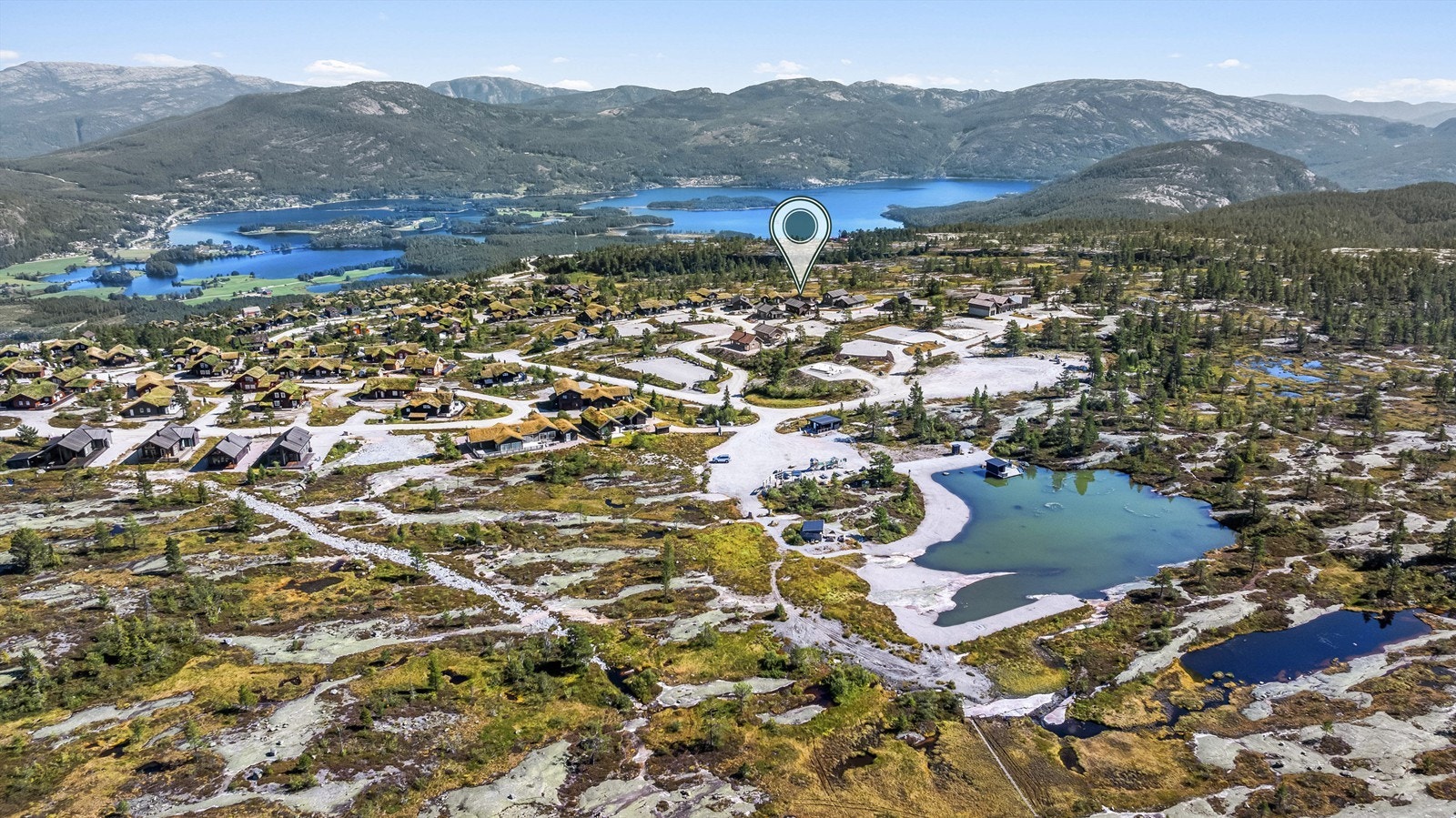 Denne hytten har en helt unik beliggenhet øverst i Vrådal Panorama - omgitt av storslått natur, med fri utsikt over innsjøene Nisser og Vråvatn, samt de majestetiske fjellene som rammer inn området. Galleribilde