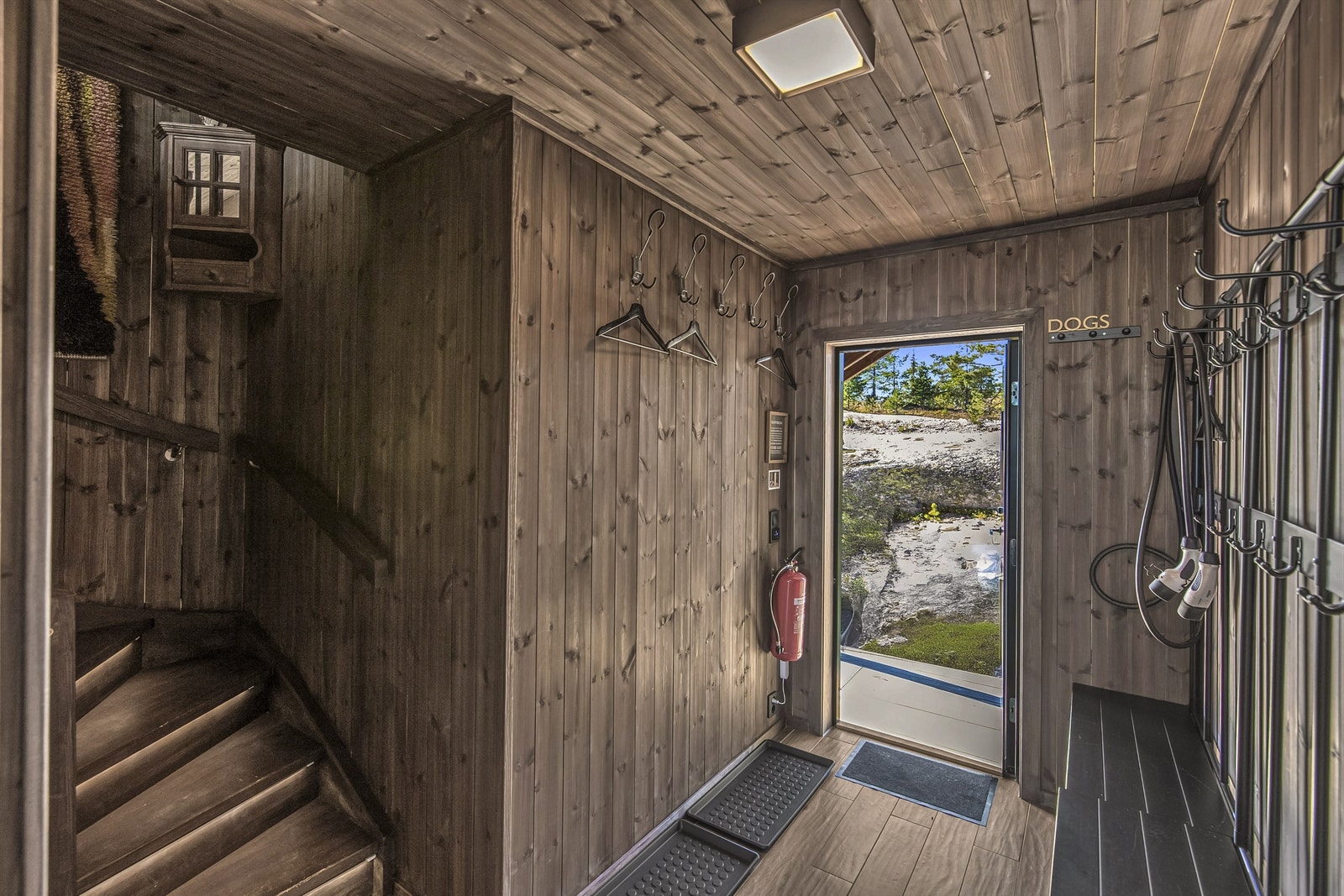 Fin entrè med plass til yttertøy og trapp til 2. etasje Galleribilde