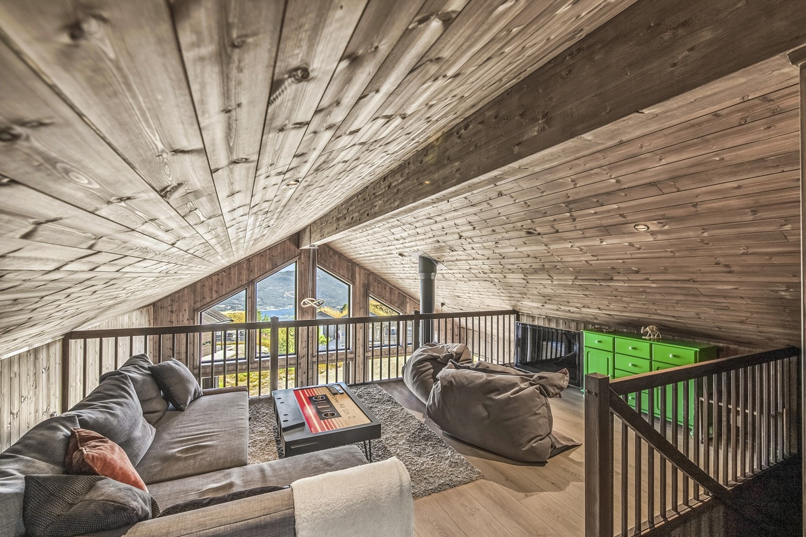 2.etasje har en flott hems som fungerer som stue nr.2 Galleribilde