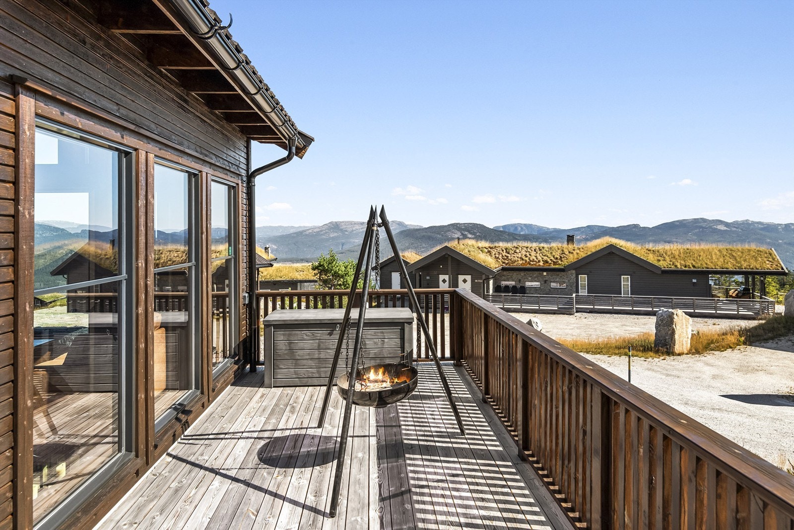 Hele terrassen er inngjerdet, noe som er perfekt for deg med hund eller f.eks småbarn! Galleribilde