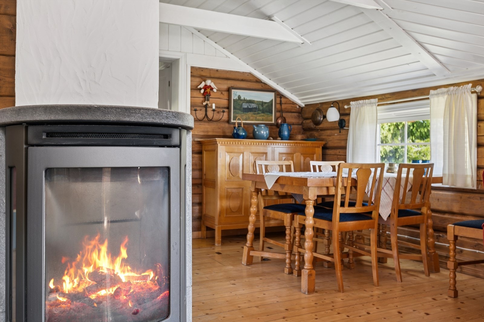 Oppholdsrommet/stue har også en flott og solid peis som gir god varme etter en lang dag ute i skiløypen. Galleribilde