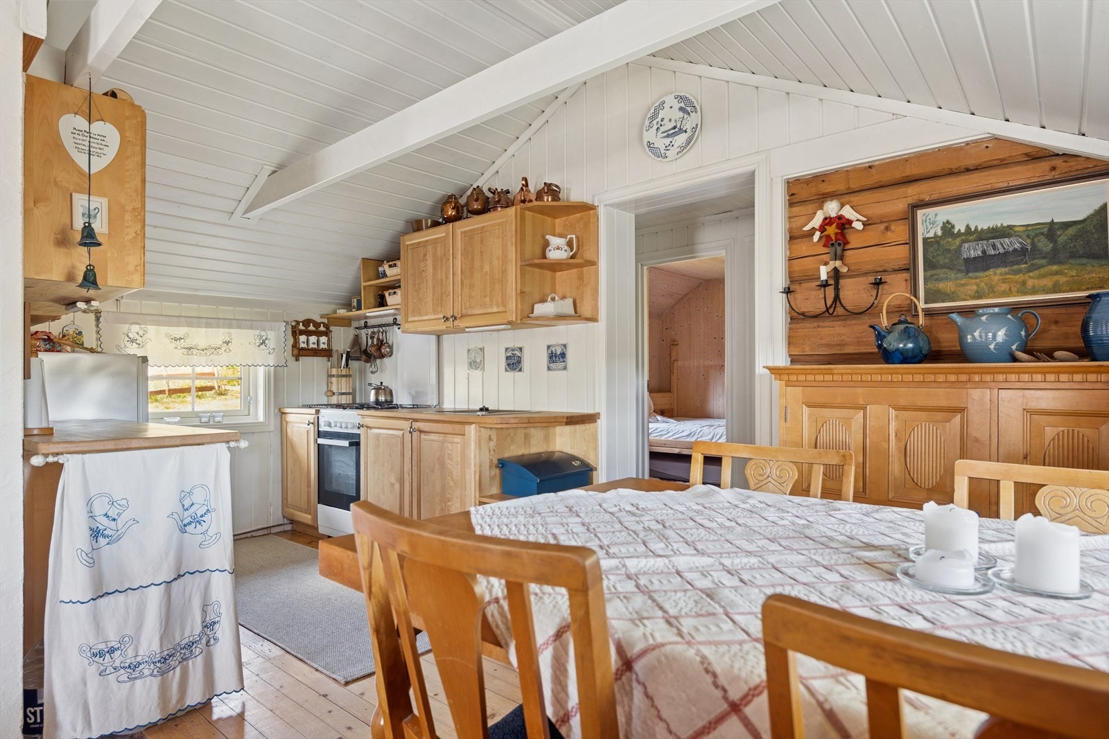 Kjøkkenet har en pen og brukervennlig innredning med heltre skrog med profilerte fronter i lakkert utførelse og heltre benkeplate. Galleribilde