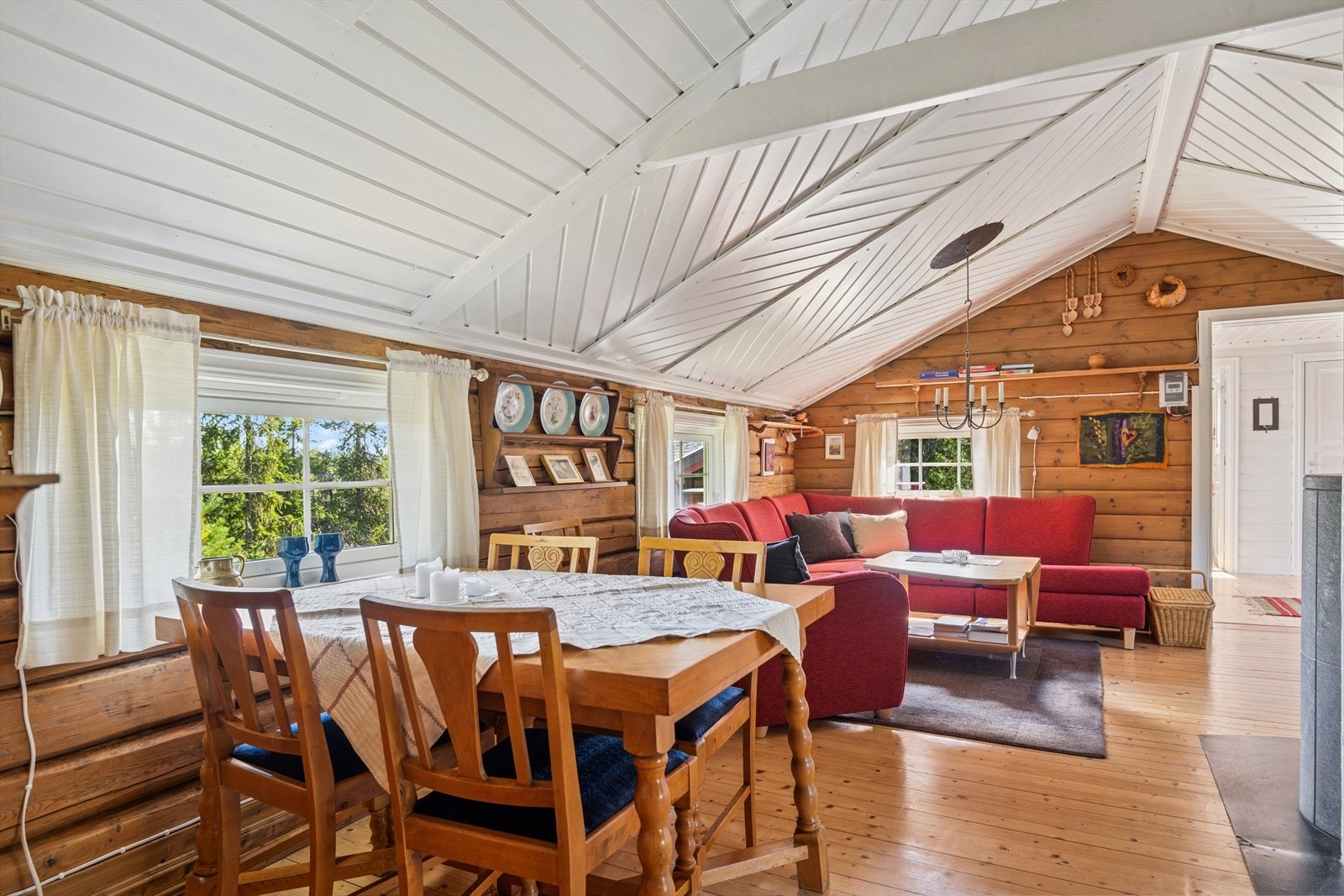 Oppholdsrommet innbyr til både avslappende stunder og sosiale sammenkomster hvor både du og familien kan samles. Galleribilde