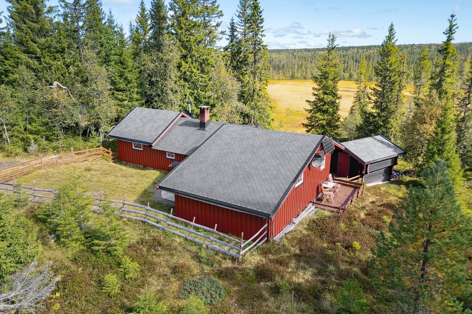 Hytta Trivli fremstår som et sjarmerende og funksjonelt fristed med god beliggenhet for både sommer- og vinteraktiviteter. Galleribilde