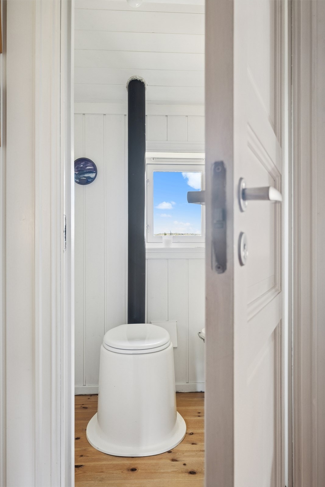 Separat toalettrom hvor toalettet er med 2 kamret tank under gulvet. Galleribilde