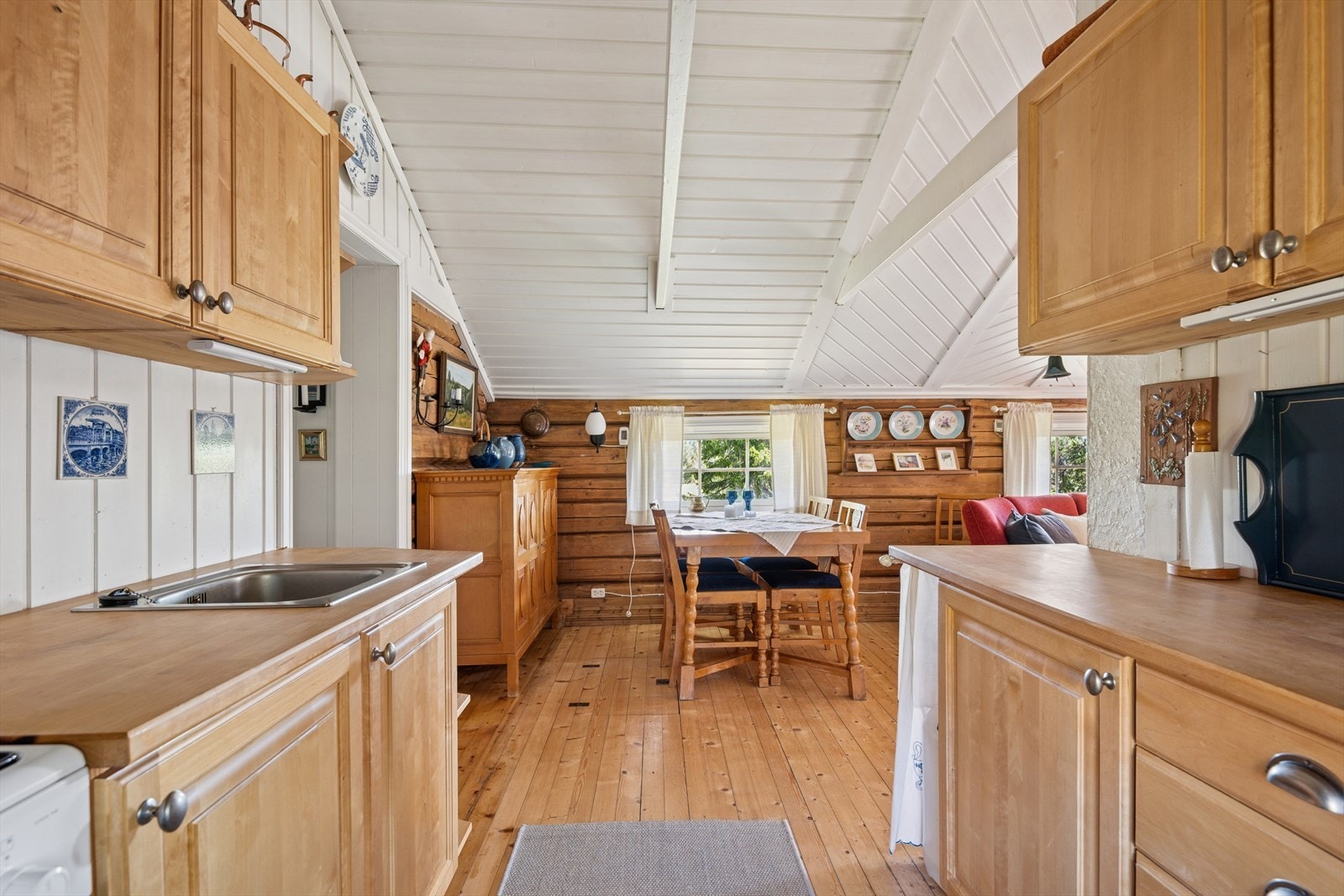 Kjøkken mot spiseplass og stue. Galleribilde