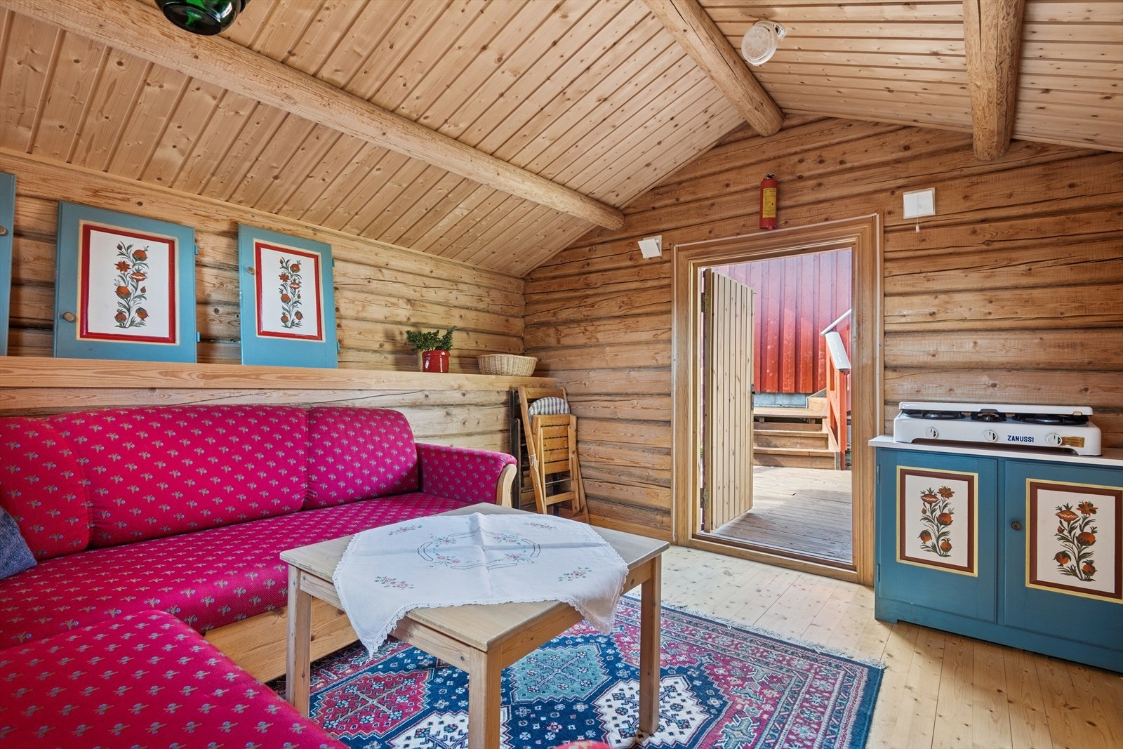 Annekset er utført i laftet tømmer og fundamentert på støpte fundamenter. Galleribilde