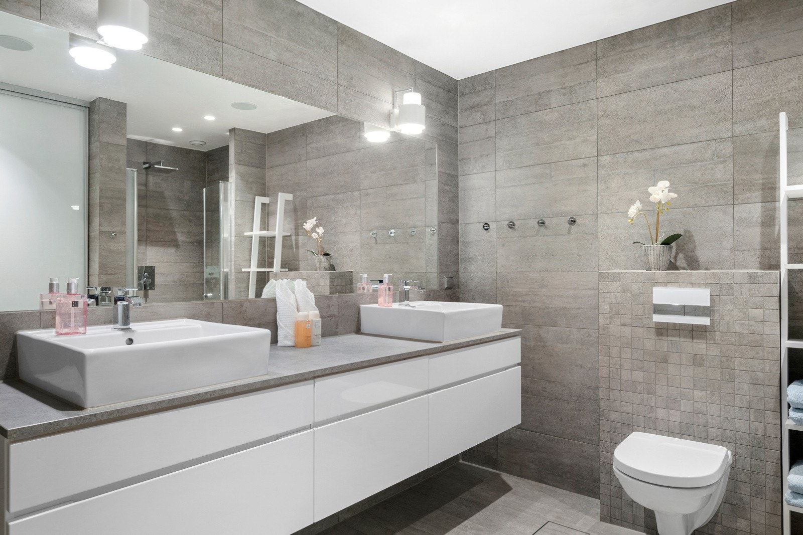 Badet ble totalrenovert i 2015. Praktisk med dobbel servant når man er flere på badet samtidig. Galleribilde