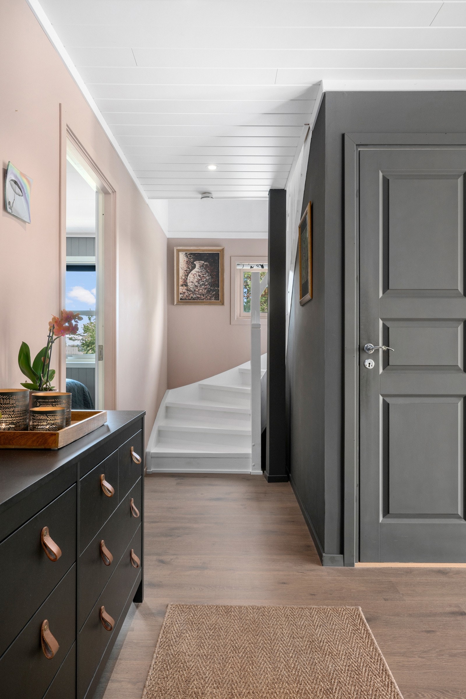 Trappen ble malt i 2020. Praktisk kott under. Galleribilde