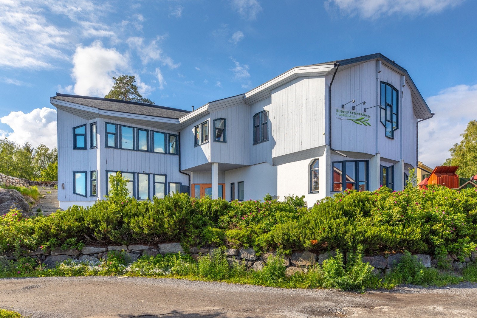 Steinerskolen er lokalisert på Vallerudtoppen. Galleribilde