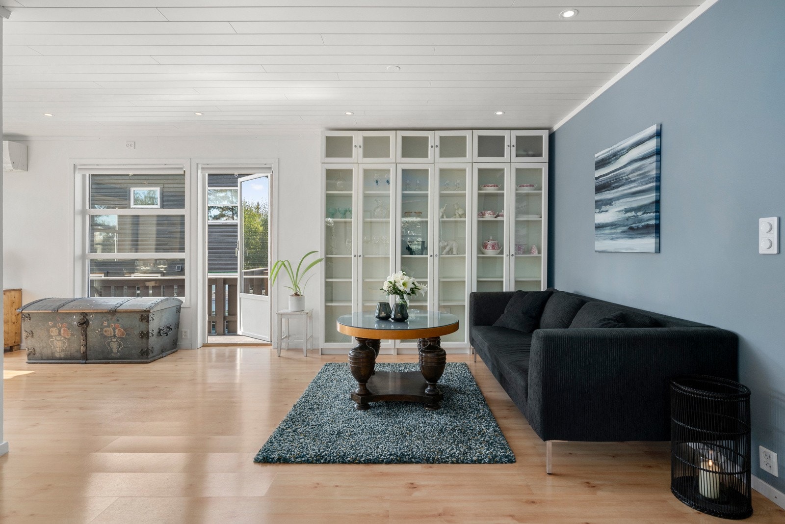 Rommet har lysinnslipp fra tre himmelretninger og dør ut til den usjenerte terrassen. Galleribilde