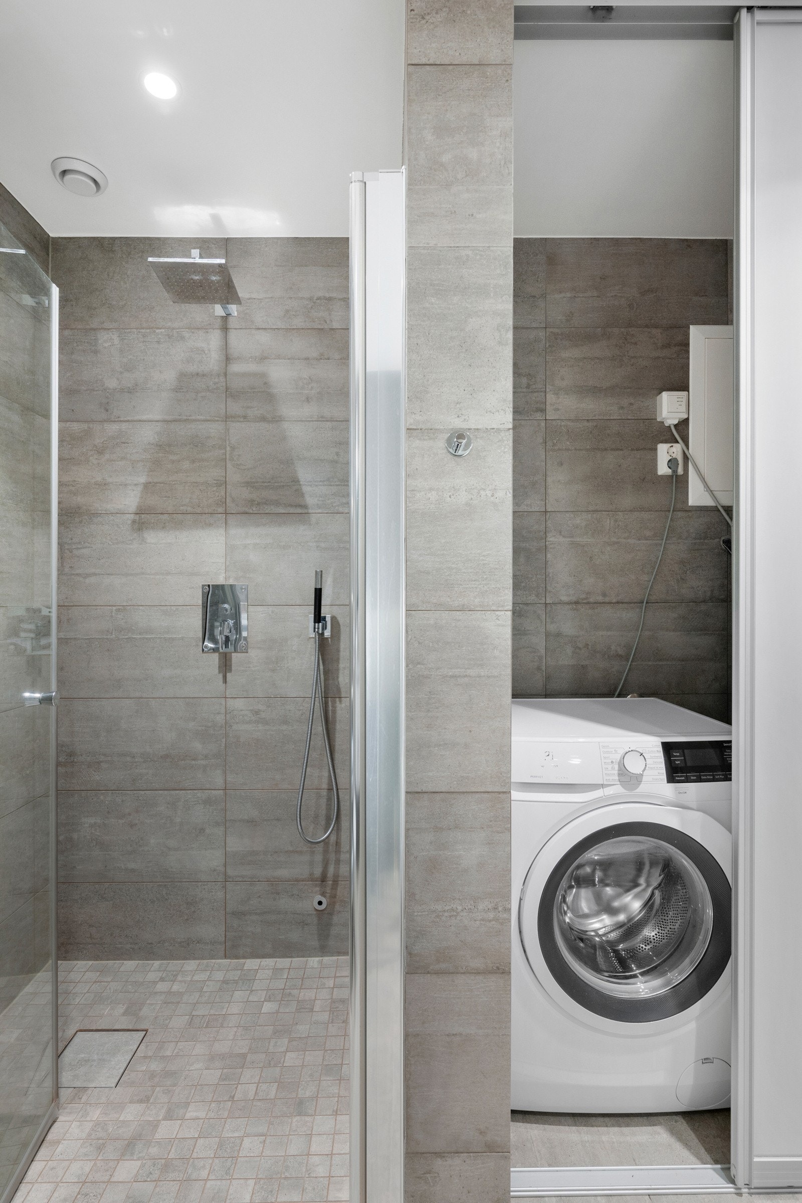 Dusjnisje bak glassdør med deilig regnfallsdusj. Praktisk plassert bak skyvedøren er det opplegg for vask/tørk. Galleribilde