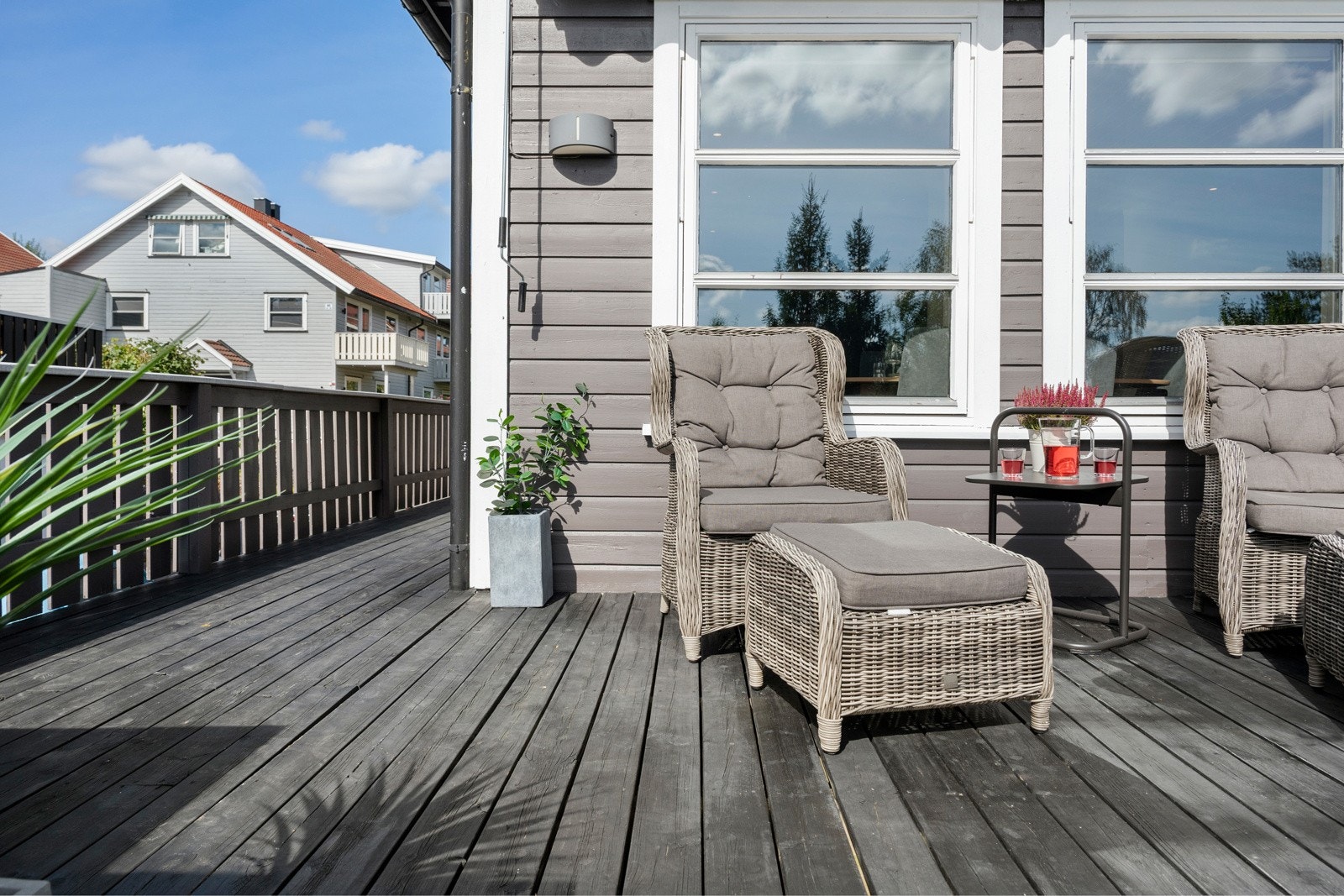 Øverste nivå av terrassen strekker seg også langs inngangspartiet og ned mot gårdsplassen. Galleribilde